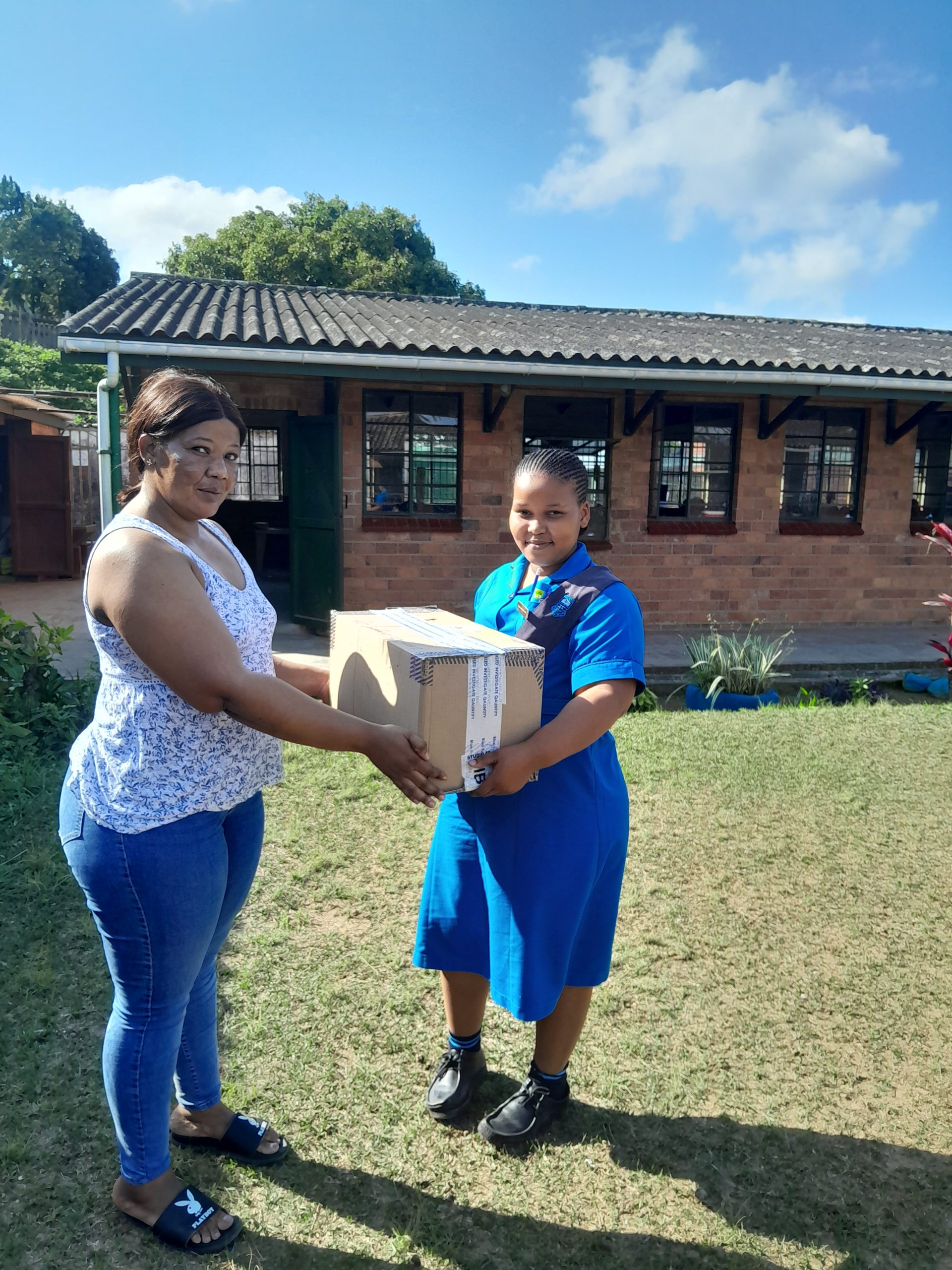 Ms Nomali Mchunu donating sanitary pads to Manzolwandle Primary School